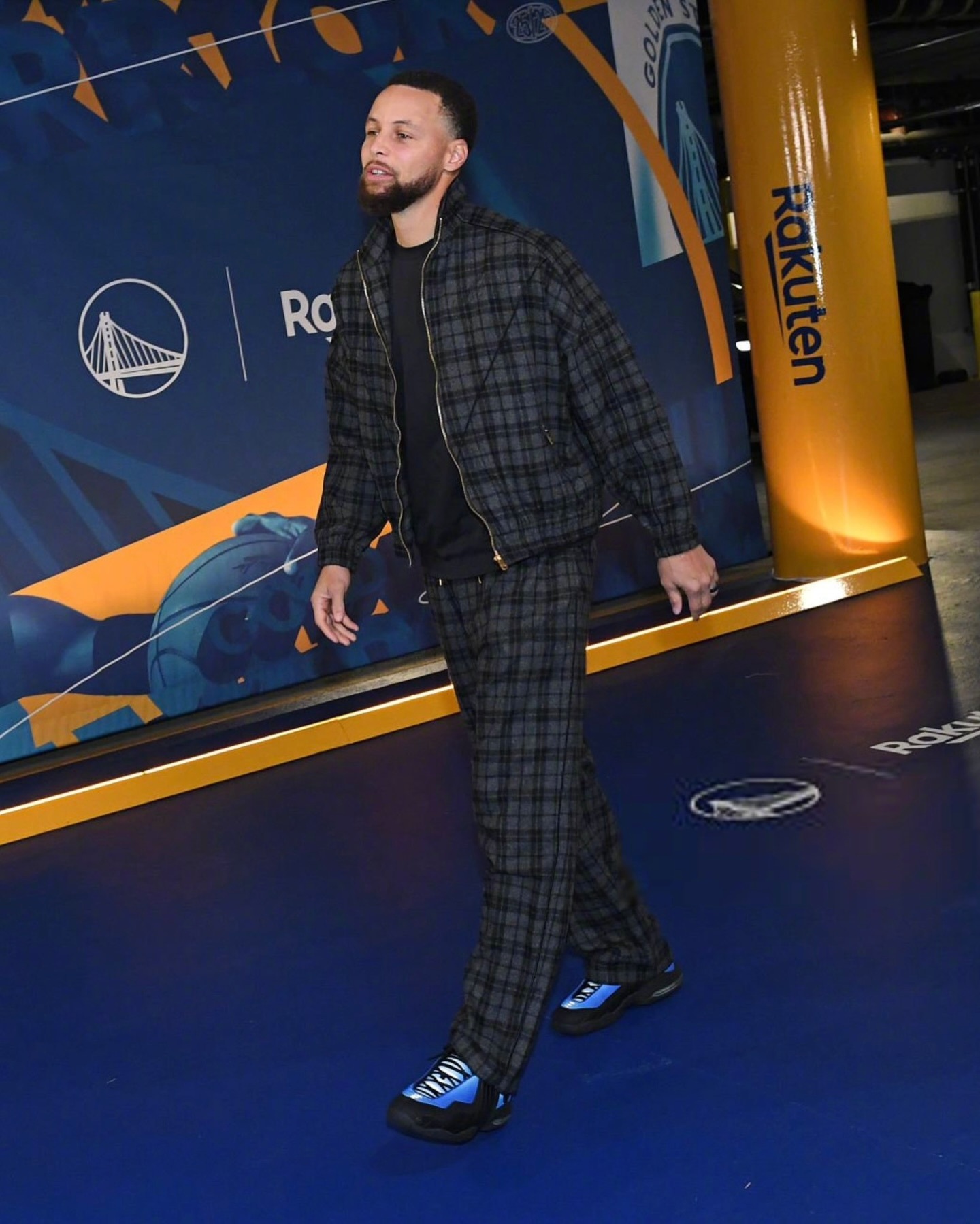 库里今天入场穿着的是加内特的Nike Air Garnett 3，热身时则穿了C