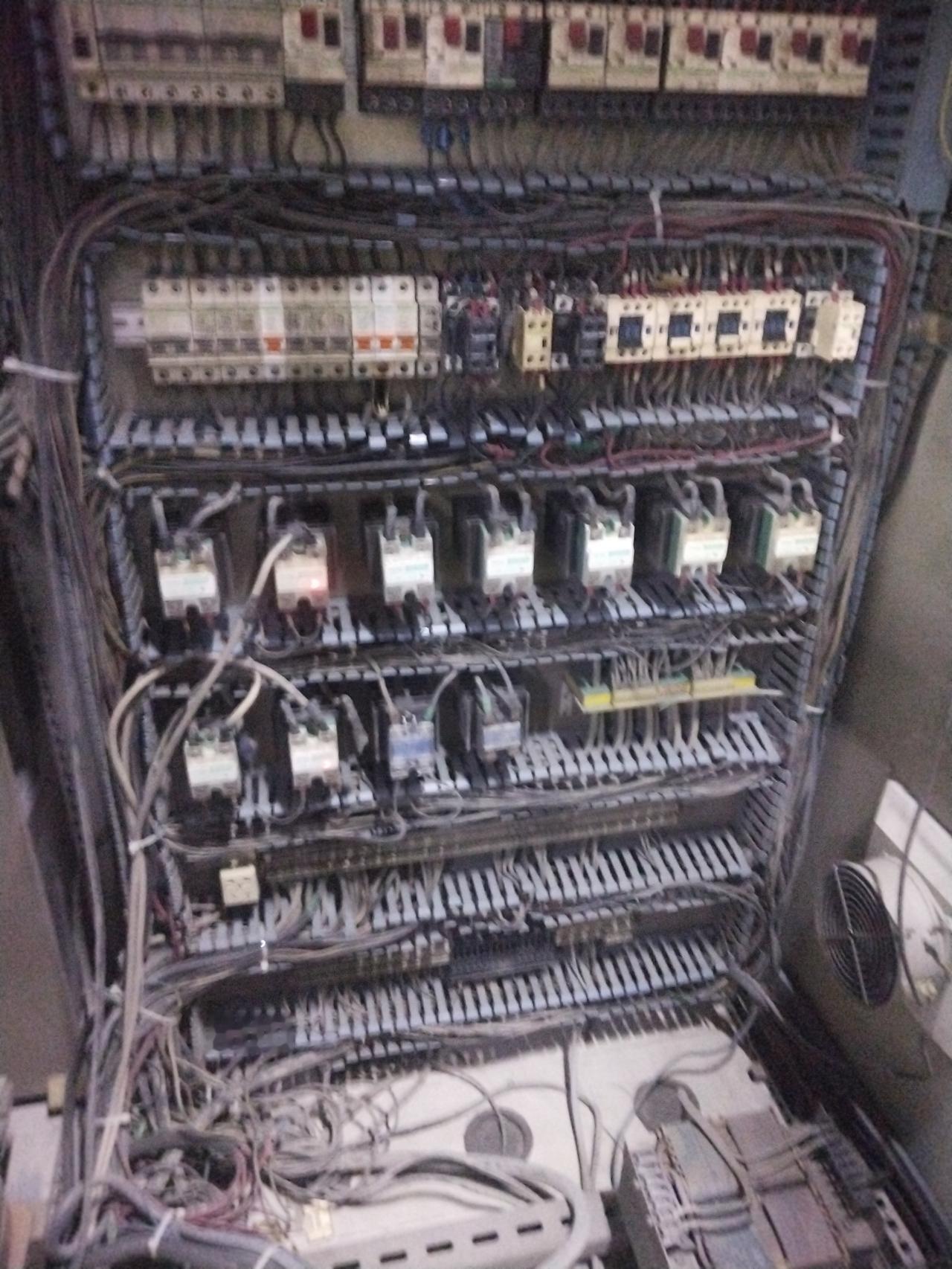 我敢说95%的电工搞不定这电箱里的东西，我随便调换几根线就让你们这些95%的电工