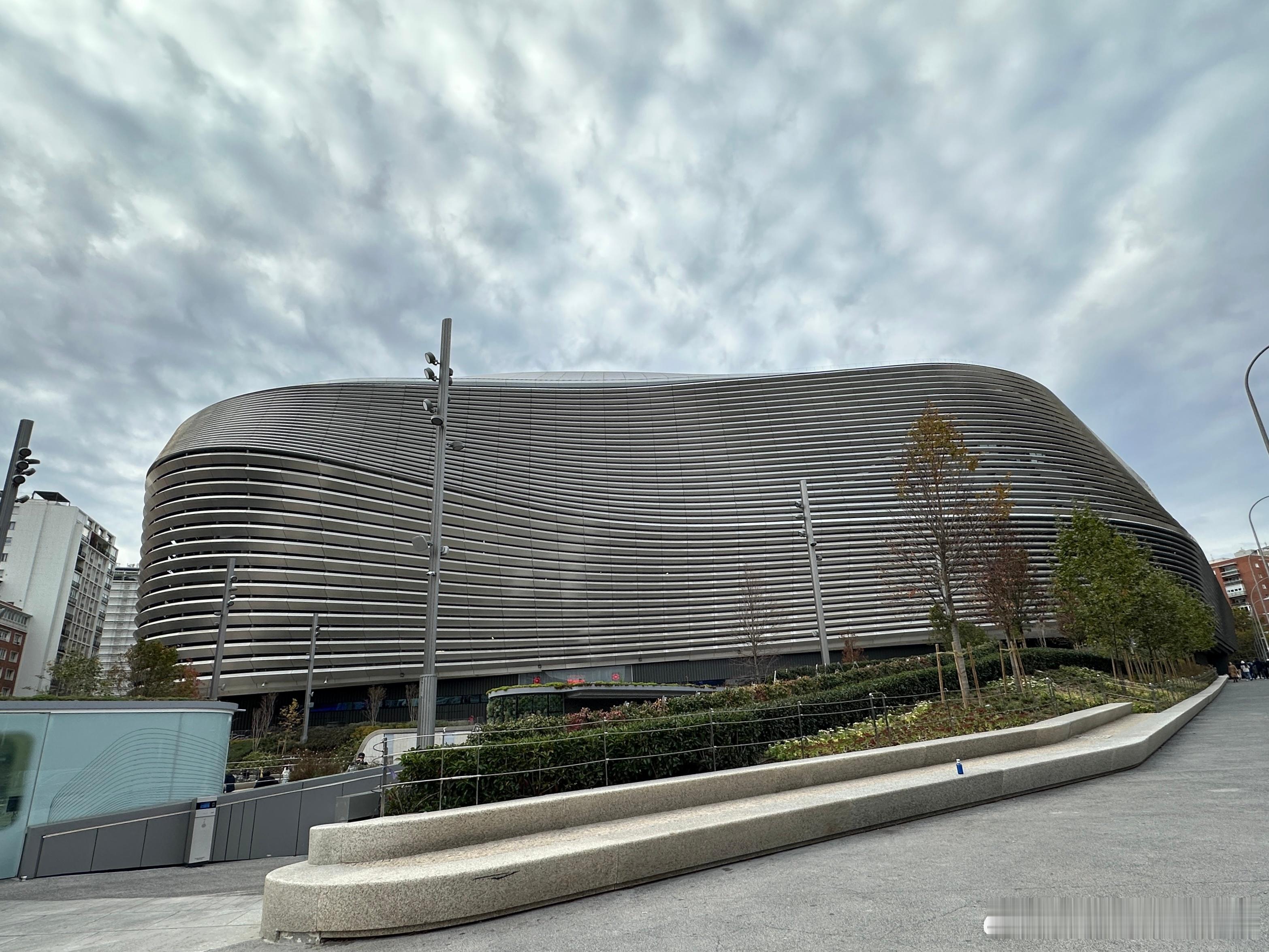 【非球迷的独白】踏入伯纳乌球场的瞬间，语言便失了重量。没有赛事喧嚣，没有呐喊沸腾