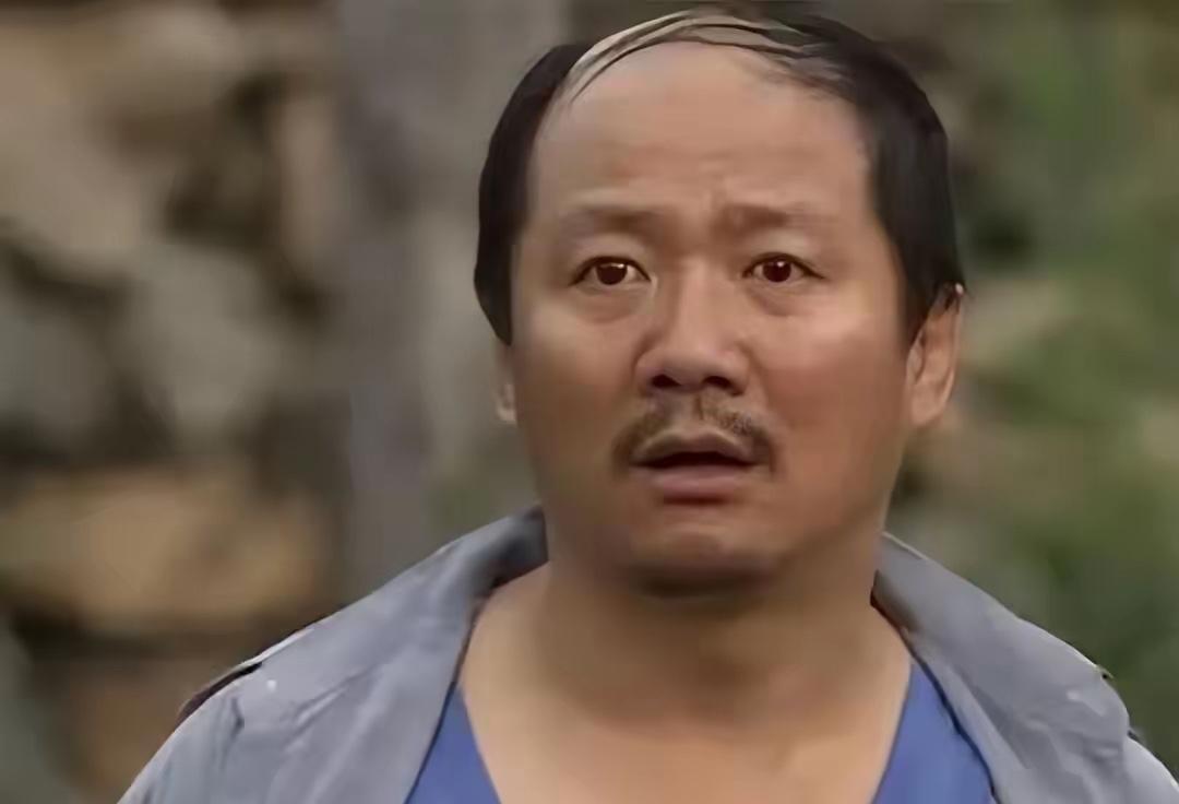 谢广坤这番评价闫学晶的话太在理了！闫学晶曾当众嫌弃农村人，直播时吐槽儿子收入、炫