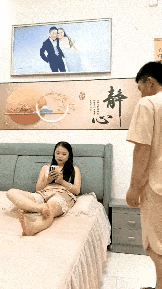 当老公抱起媳妇时，媳妇还以为是温顺一下，不想老公来了个大反转，这下把媳妇恼的对着