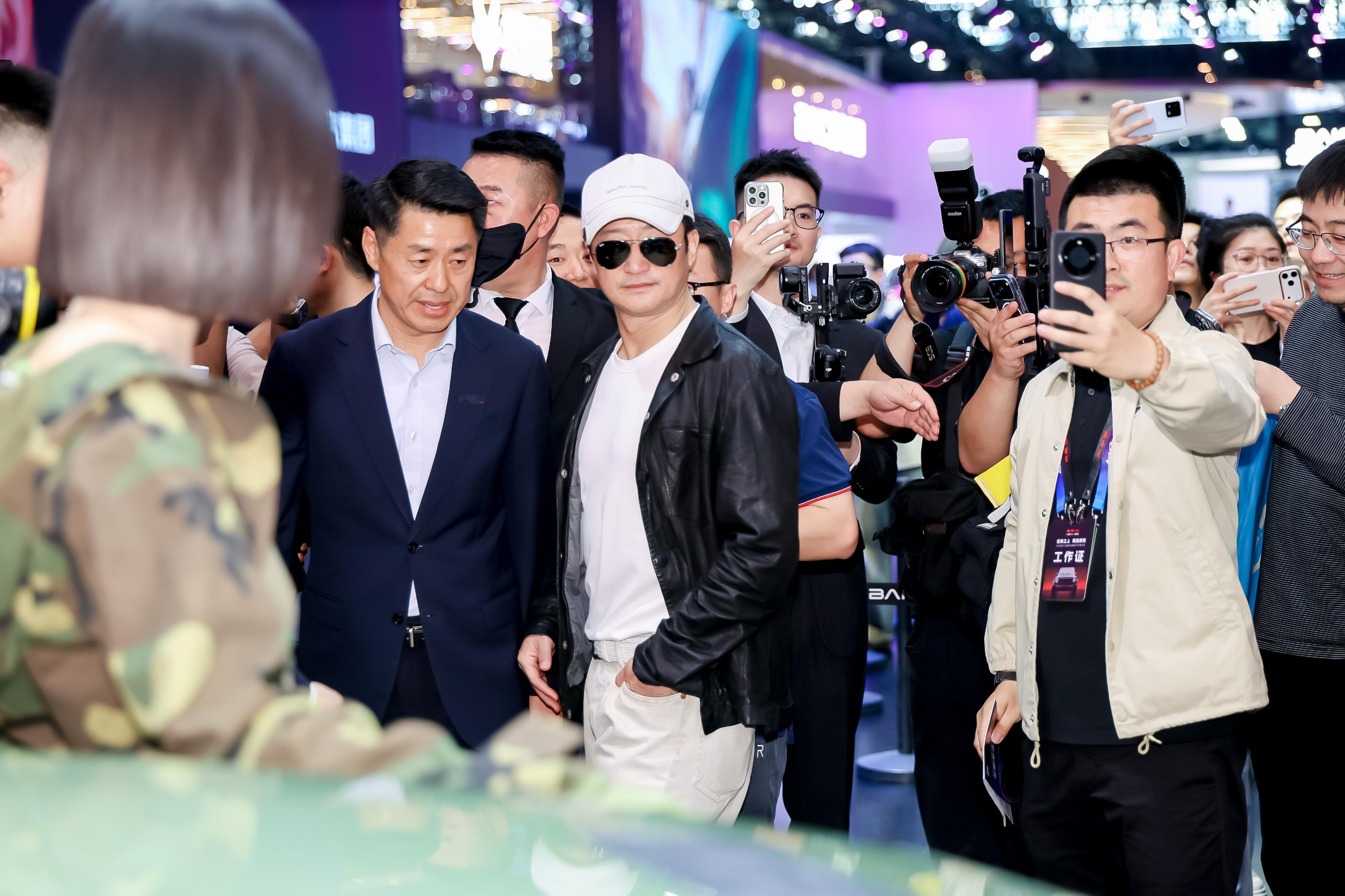 北京81展台偶遇吴京20万级方盒新选择北京81 吴京盯着北京81的眼神，像极了发