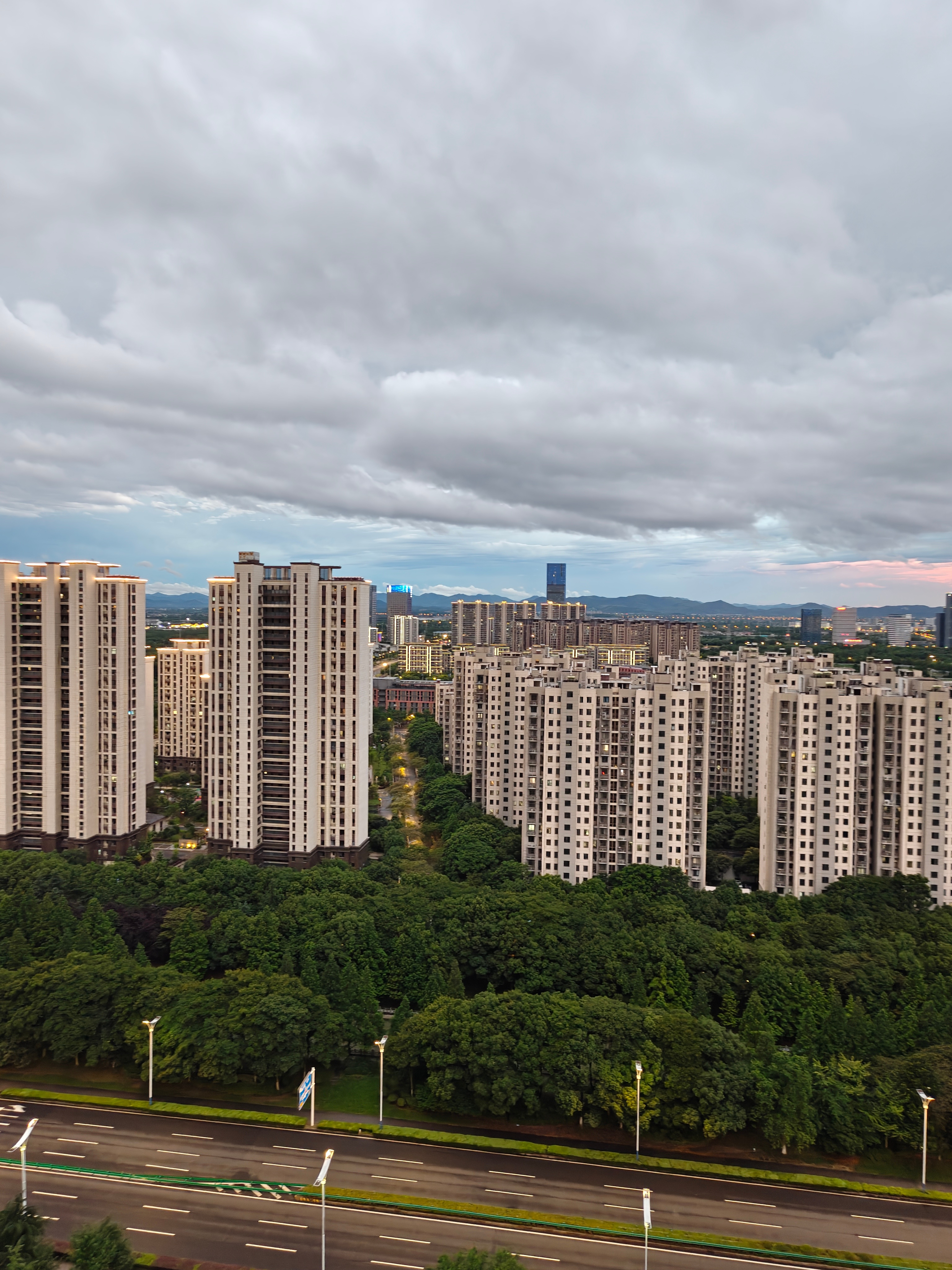 隅间圆语🌧️后一会儿然后又下了 