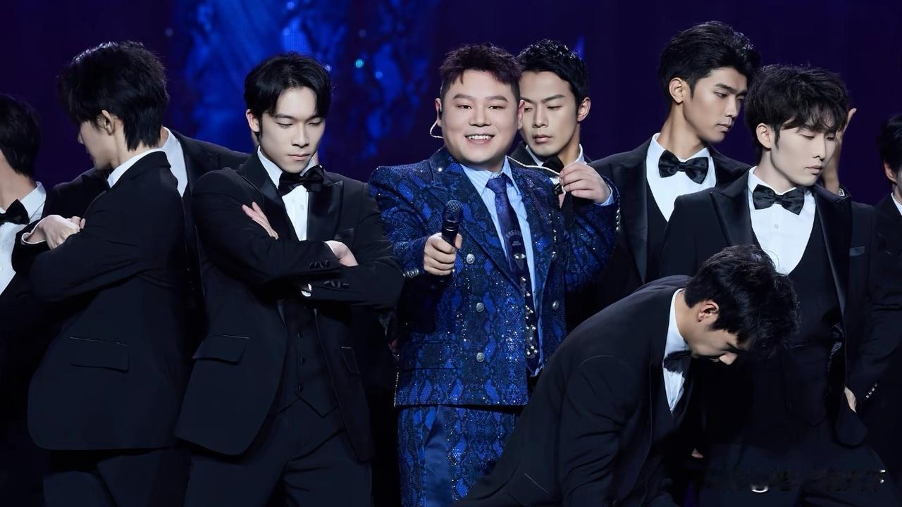 【中国两大笑星徒弟都开演唱会了，打翻了谁的醋坛子？】赵本山徒弟小沈阳、郭德纲徒弟