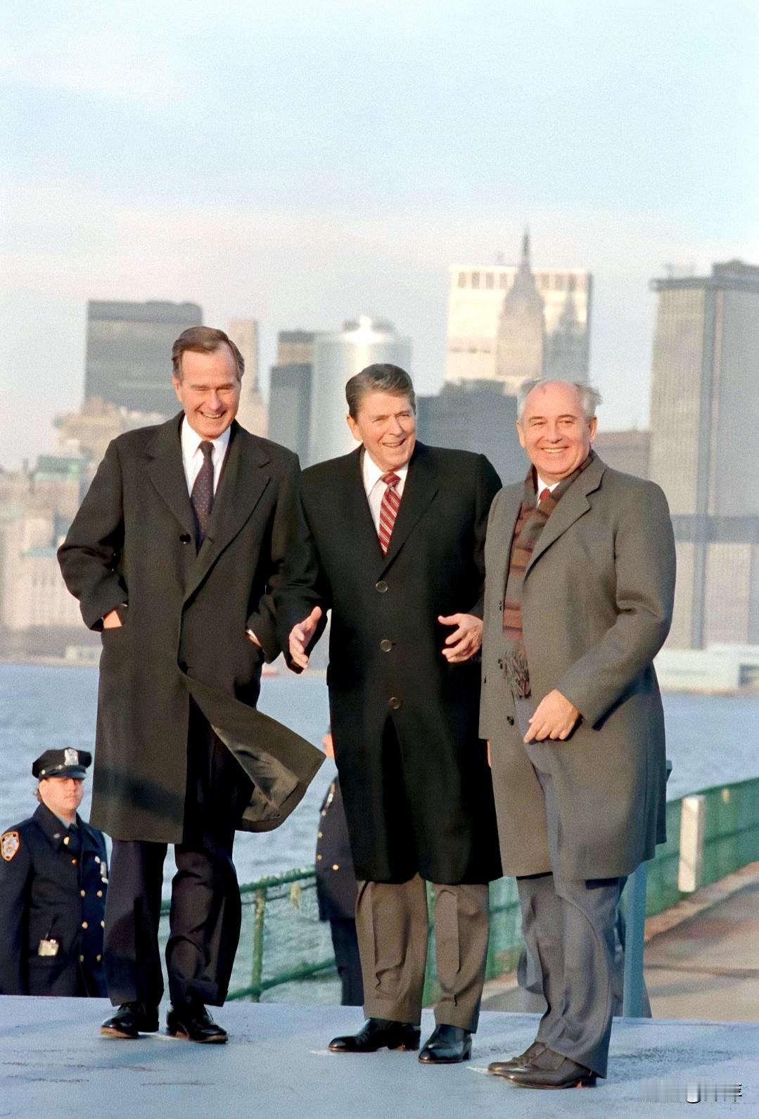 1988年12月戈尔巴乔夫访美期间和是人美国总统里根，副总统乔治.布什在纽约总督