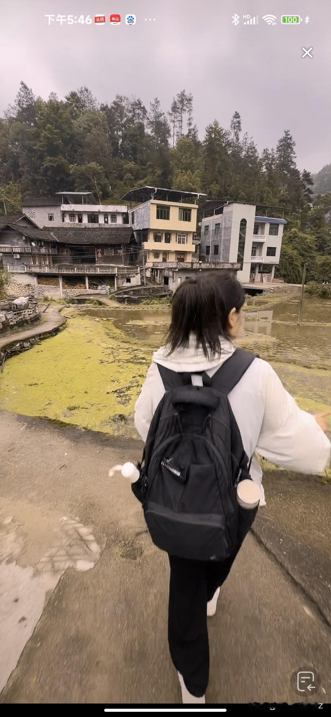背着行囊，探索山间古村落的静谧与美好。
