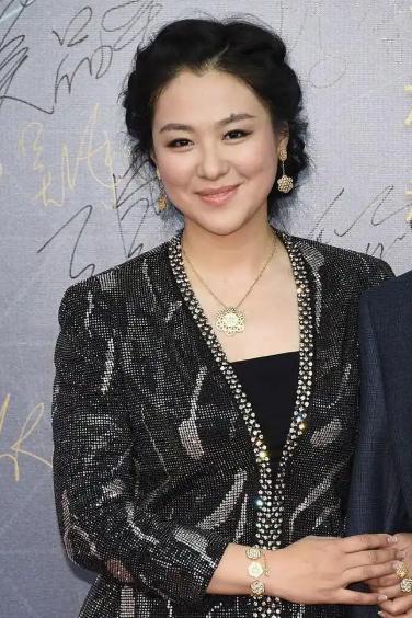 2010年，沈傲君怀孕6个多月时，丈夫去国外出差。没想到，一天晚上突然有人敲门，