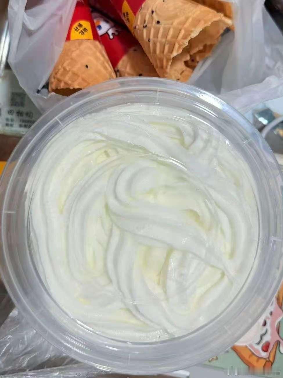立秋后冰淇淋机冒烟了今天又是被霸总宠溺的一天，冰淇淋机不停转，我们的笑容也停不下