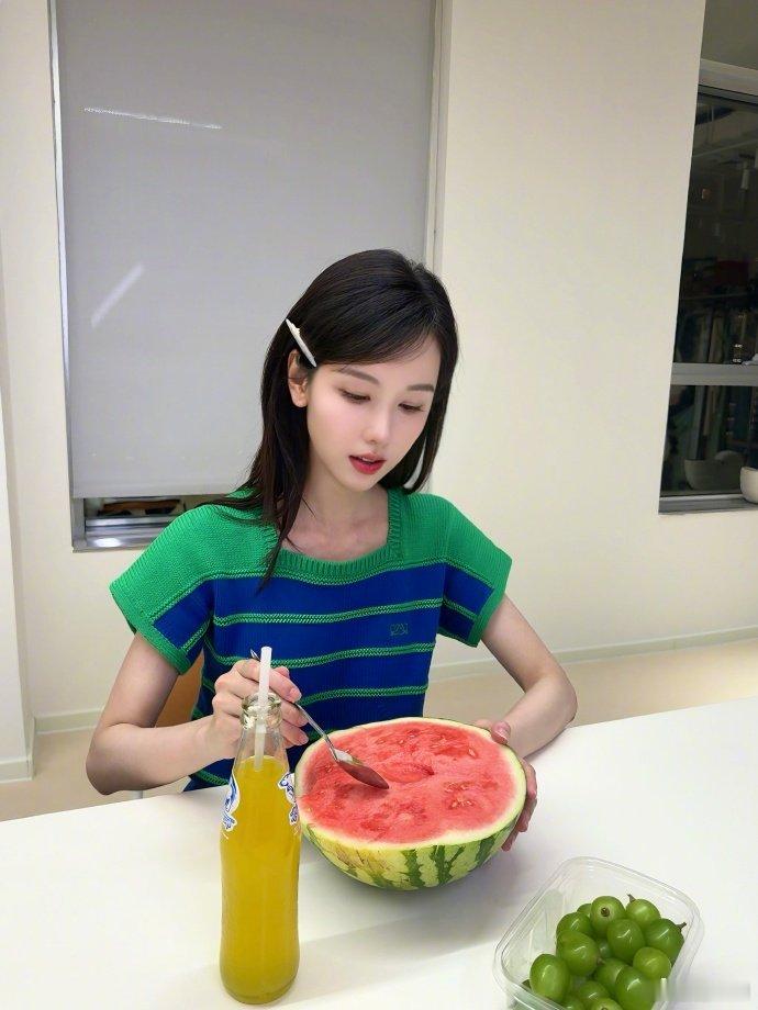陈都灵吃西瓜live图 陈都灵吃西瓜live图，太萌啦！ 陈都灵晒夏天的第一口西