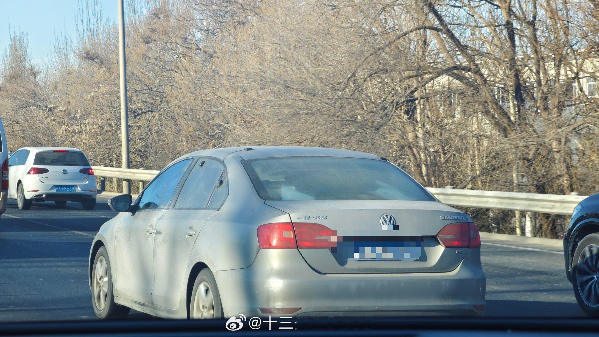 这是干啥的？在车上贴了这么多GPS天线 