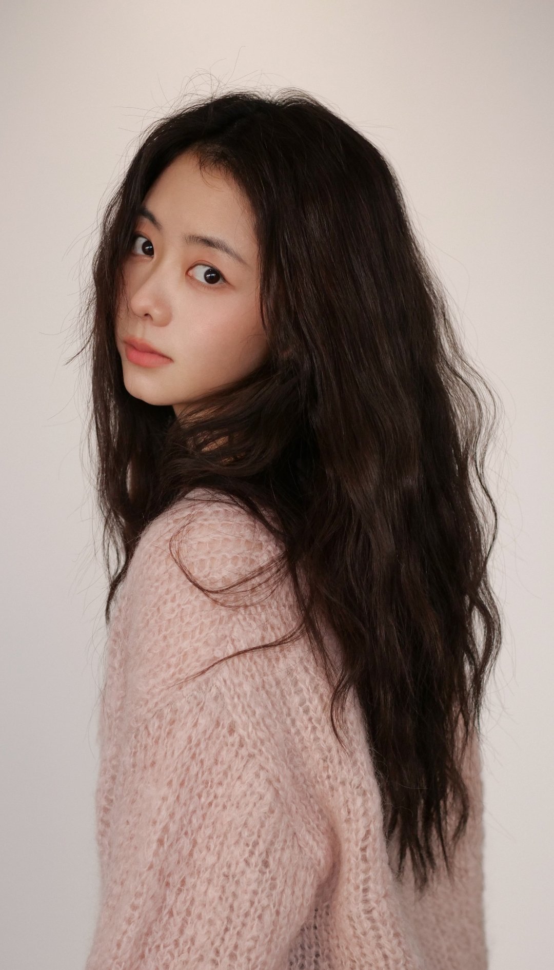 明星丨穿搭日常粉色毛衣的谭松韵～ 