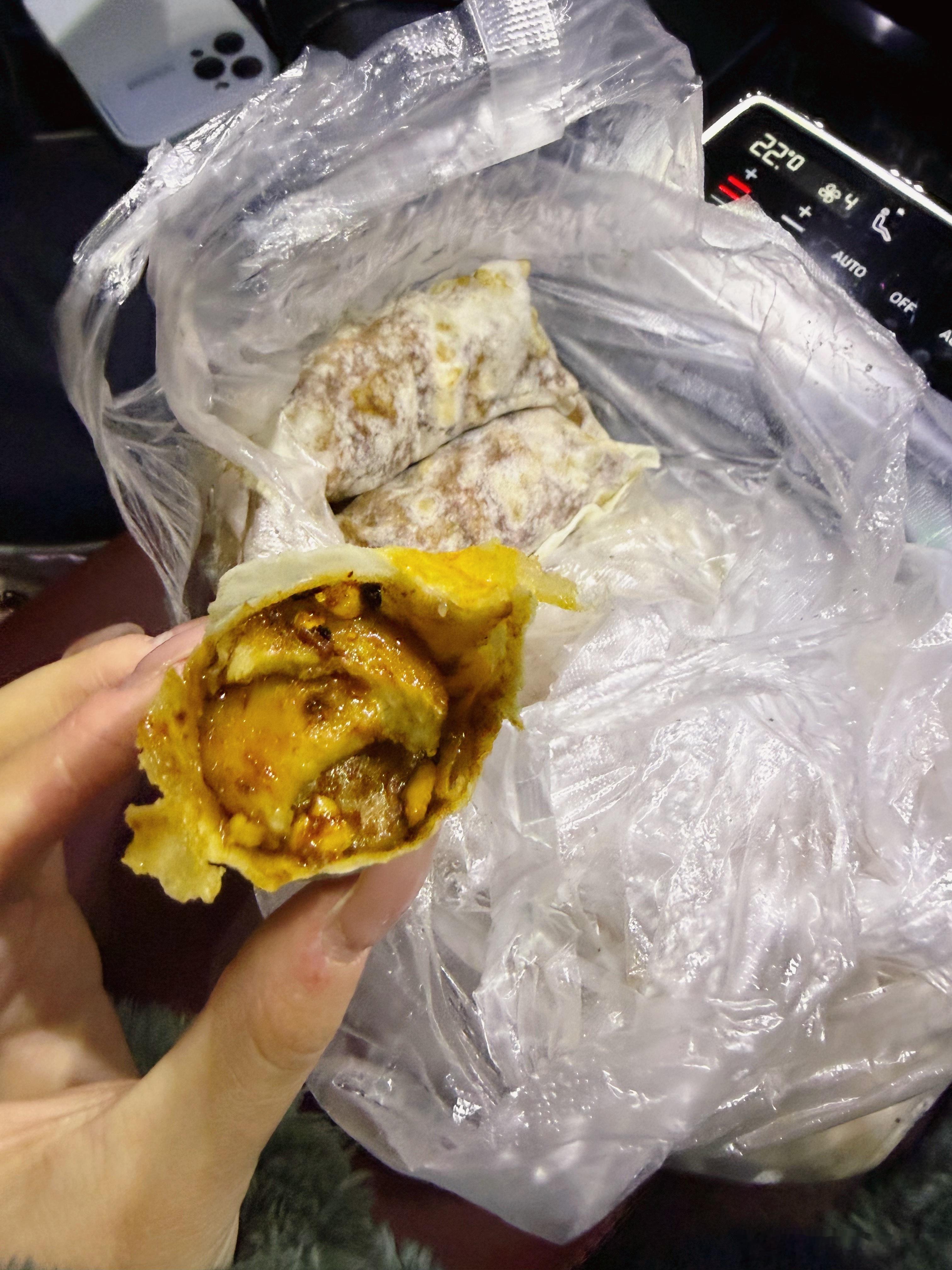 在河南最爱吃的，就是中辣的烙馍卷面筋，太太太美妙的味道了然后我明天应该会更新小?