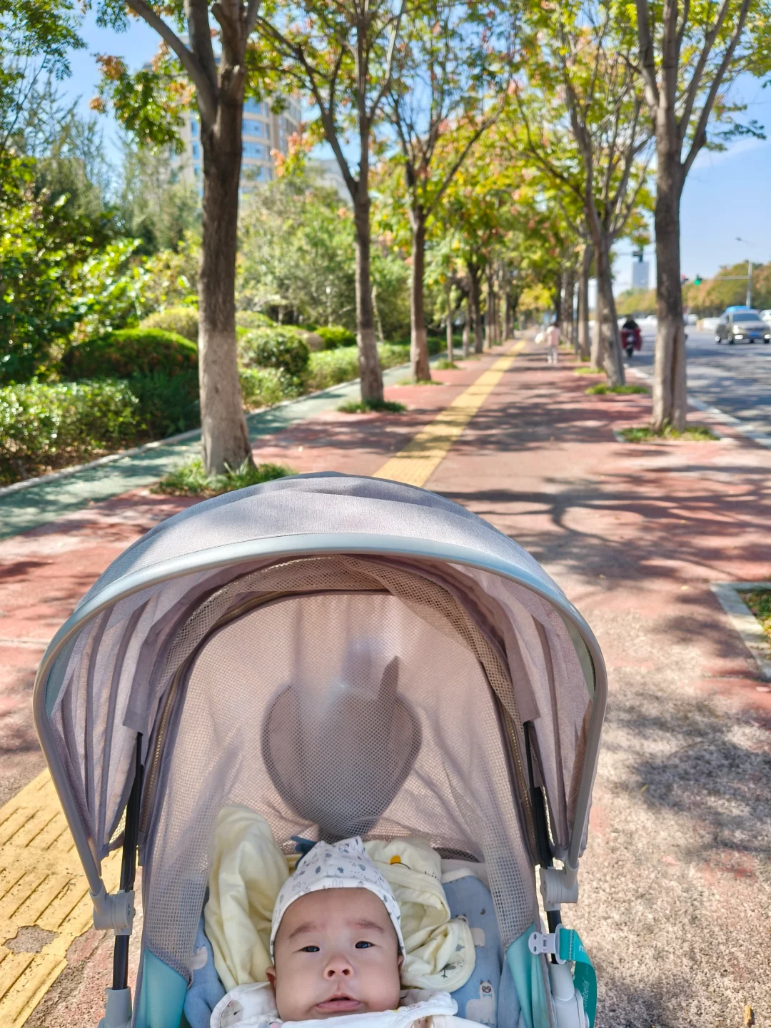 大娃在前头狂奔，小娃在后头哇哇哭
