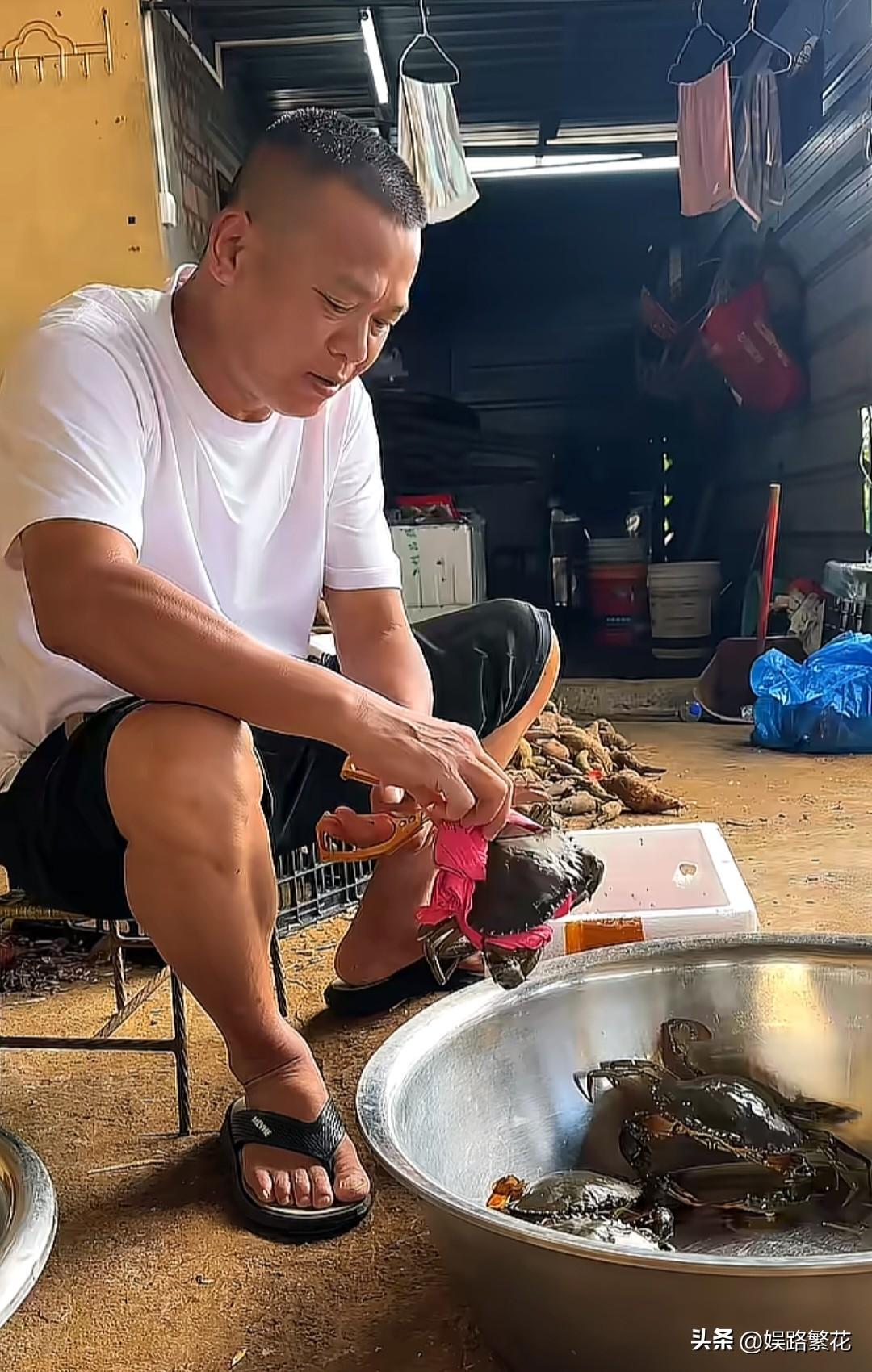 6月20日，全红婵爸爸全文茂蹲在自家小院门口专心拆解青蟹身上的红绳，一旁全红婵妈