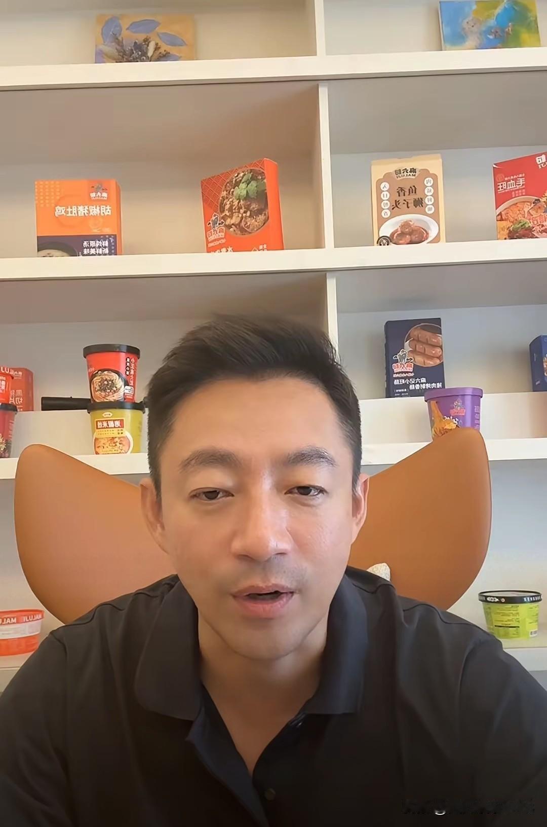汪小菲回到湾湾开启直播，在直播间知无不言言无不尽。
      网友问为什么不把