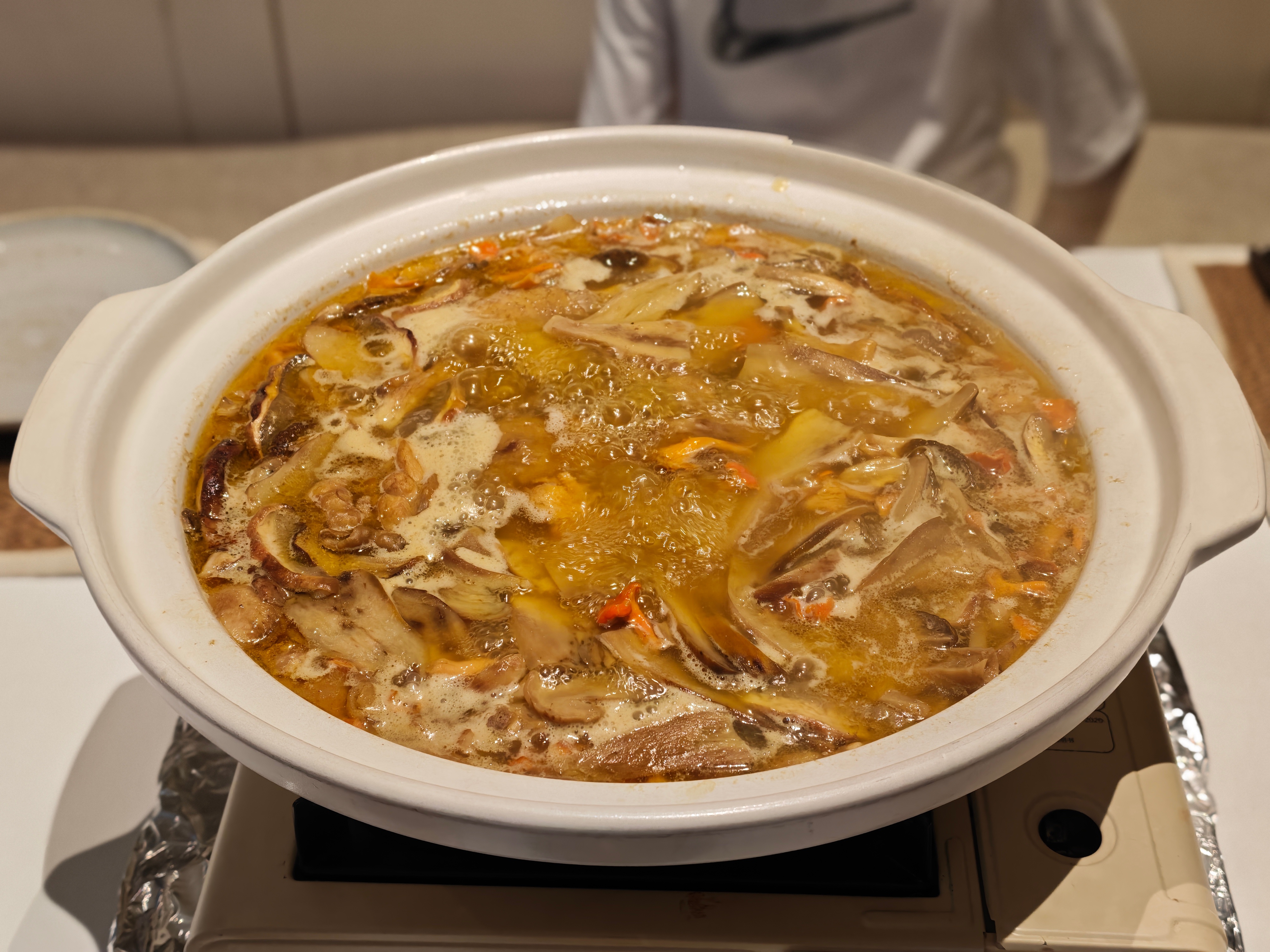 凉爽的暑假，外面下着小雨，来一锅菌子火锅（终于周五收盘，可以消停两天了）事已至此
