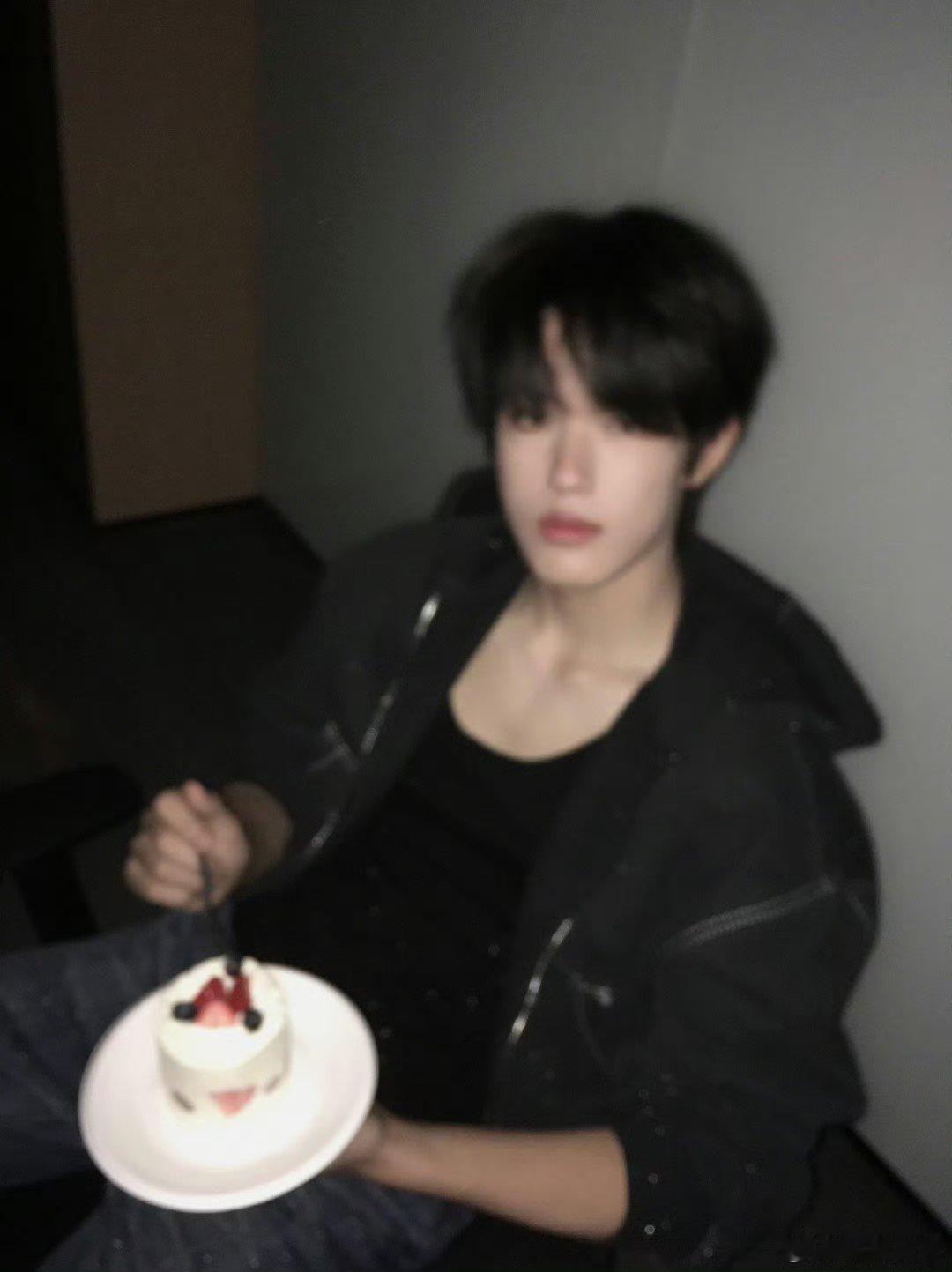 张极 给你们拍的别人被动营业，张极主动执笔双向奔赴剧本！镜头下的每一幕，都是爱意