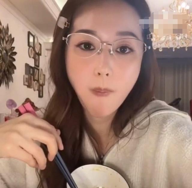 网友问吴佳尼：“你是嫌弃马景涛老了，不跟他复合吗？”
2006年吴佳尼在封神榜之