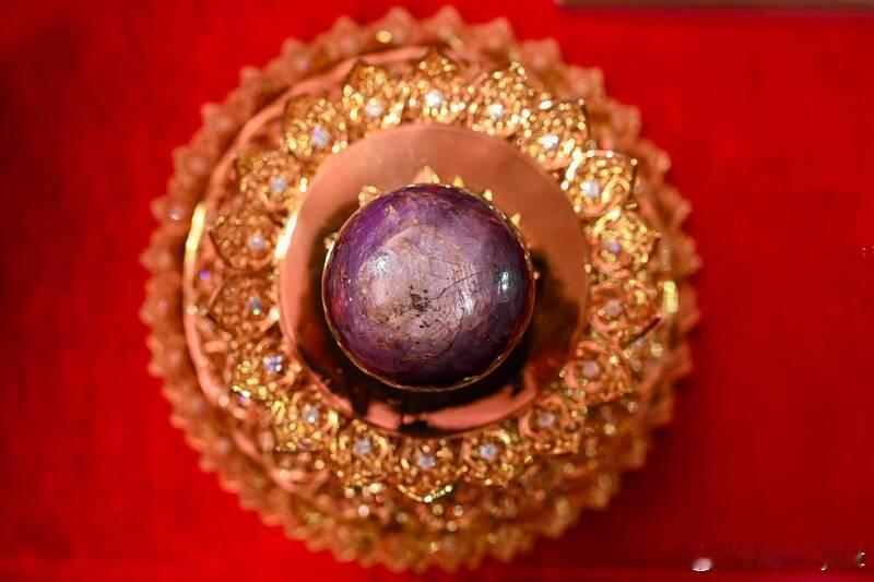 “挖到宝”！全球最大紫星蓝宝石亮相，估值高达3亿美元 海外新鲜事 一块宝石竟价值