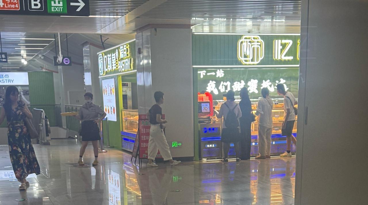 不少市民路过福州地铁站内商铺时会心生疑惑：地铁一直宣传站内不能吃东西，地铁站内烘