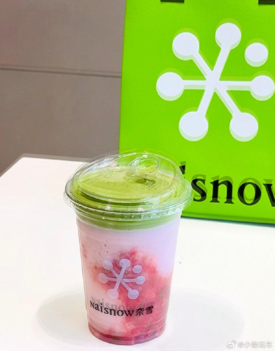 奈雪的茶，真的没人喝了吗？
 
曾几何时，奈雪是新茶饮顶流，一杯霸气草莓排队6小