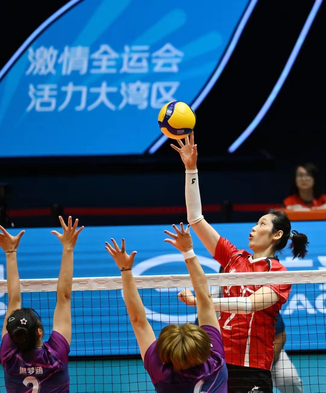 全运会上一颗最耀眼的星！
朱婷说：河南队三连胜是个惊喜！
并且说到拿到这个成绩首