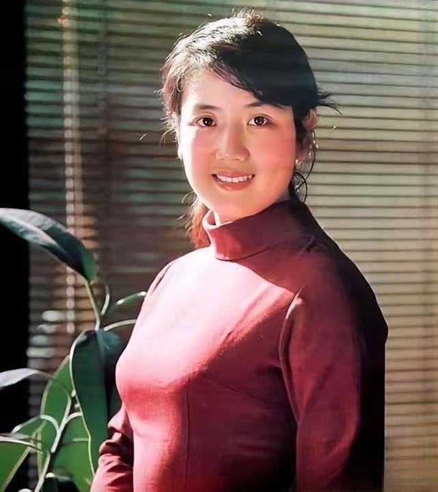 不少人说李秀明是塌鼻子，没有张瑜漂亮。我不同意这种看法。
      李秀明一双