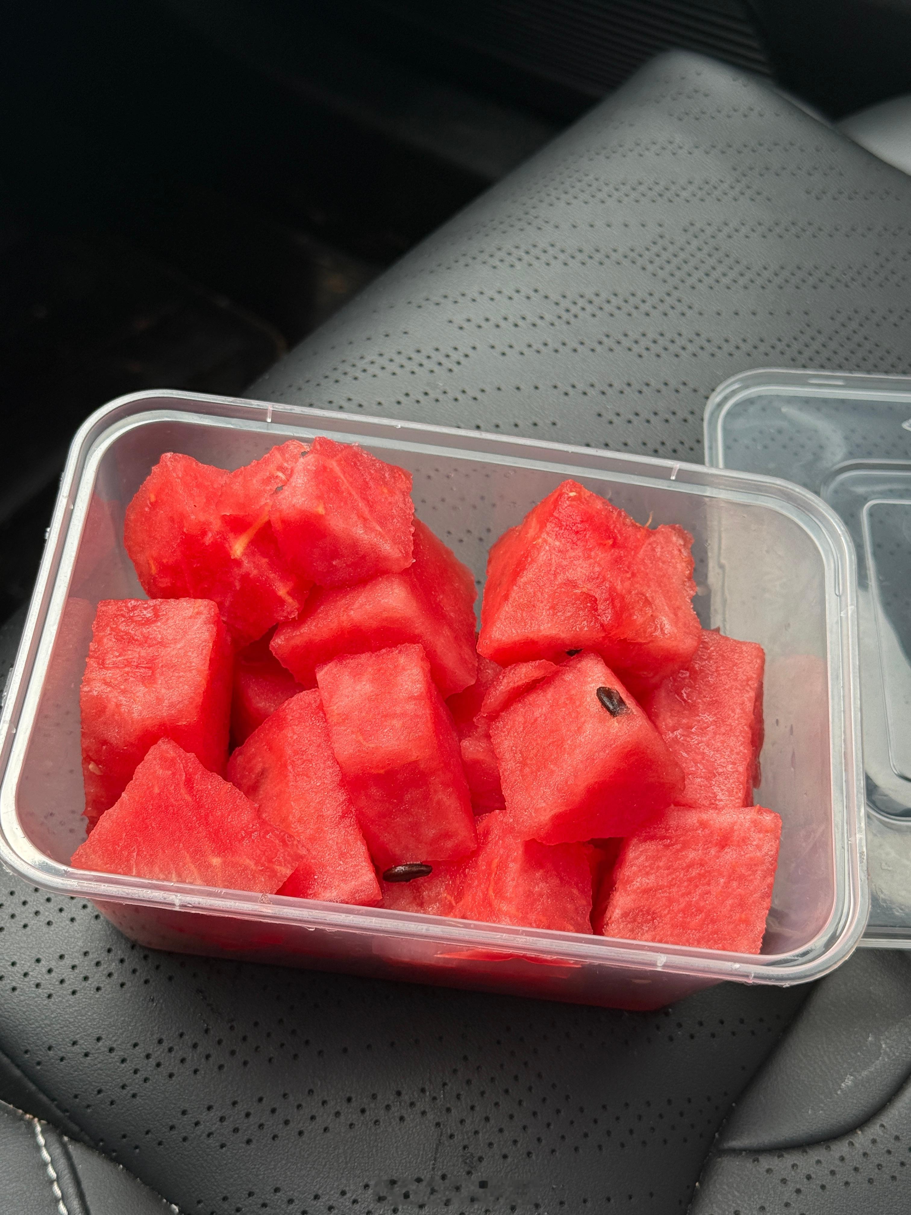 妈妈给我切好的西瓜🍉回长沙咯🚗（假期正式开始） 
