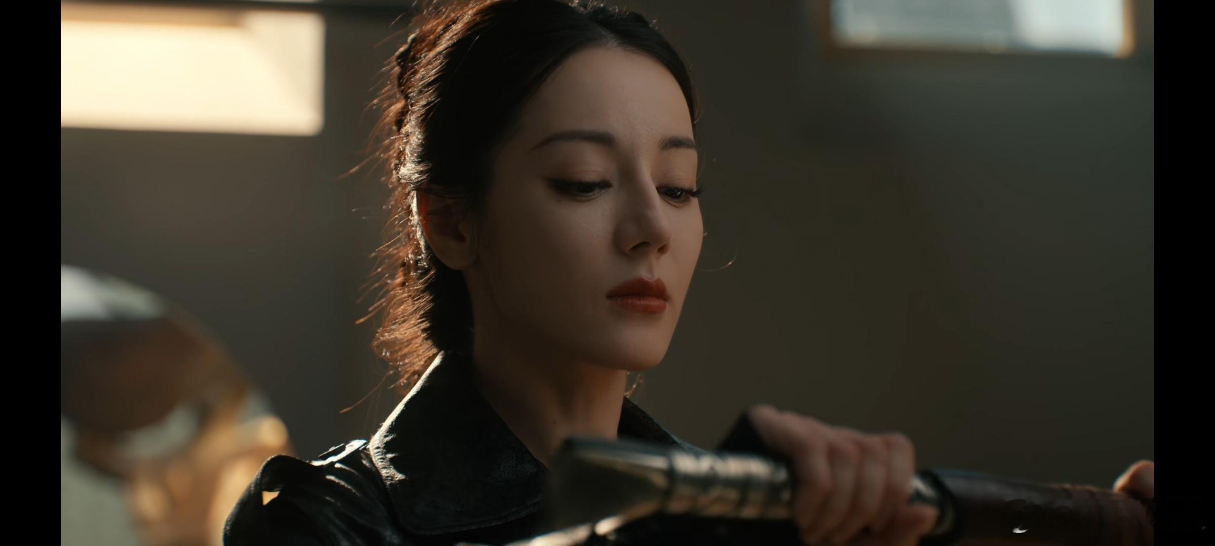 迪丽热巴眼技一帧一种决绝斩枭的狠，护苍生的决然，甚至有种破碎的疯劲，聂九罗的魂都