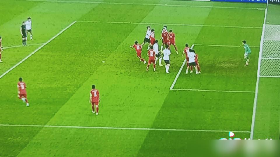 这种把后卫当重型坦克开、满屏战力溢出的画面，我是真没见过。

评分板上那个扎眼的