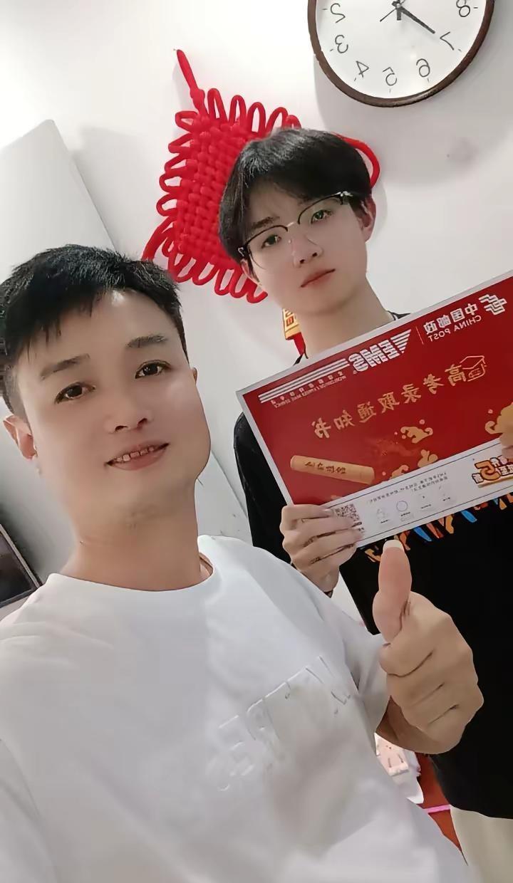 熬过了高考，熬过了查分，熬过了填志愿，熬过了等待录取，今天终于收到了录取通知书，