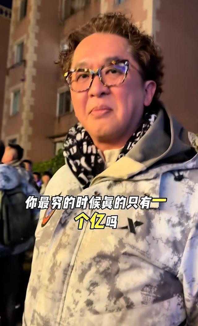 邓兆尊来内地被路人追着问，“你最穷的时候真的只有一个亿吗？”
邓兆尊在香港娱乐圈