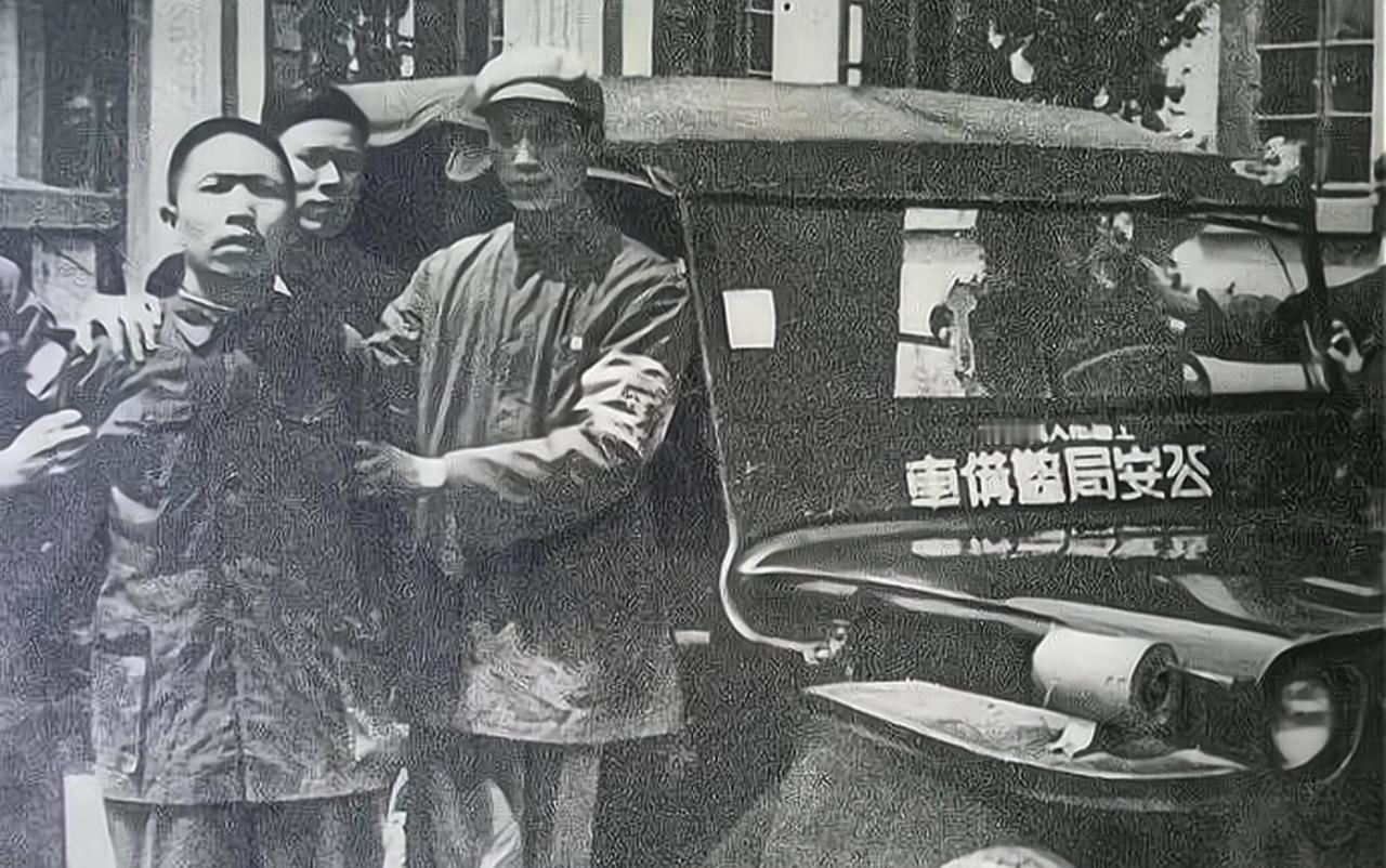 1949年11月30日晚，重庆特务撤进山洞，毛人凤清点后，少一人，顿时惊慌。他喃