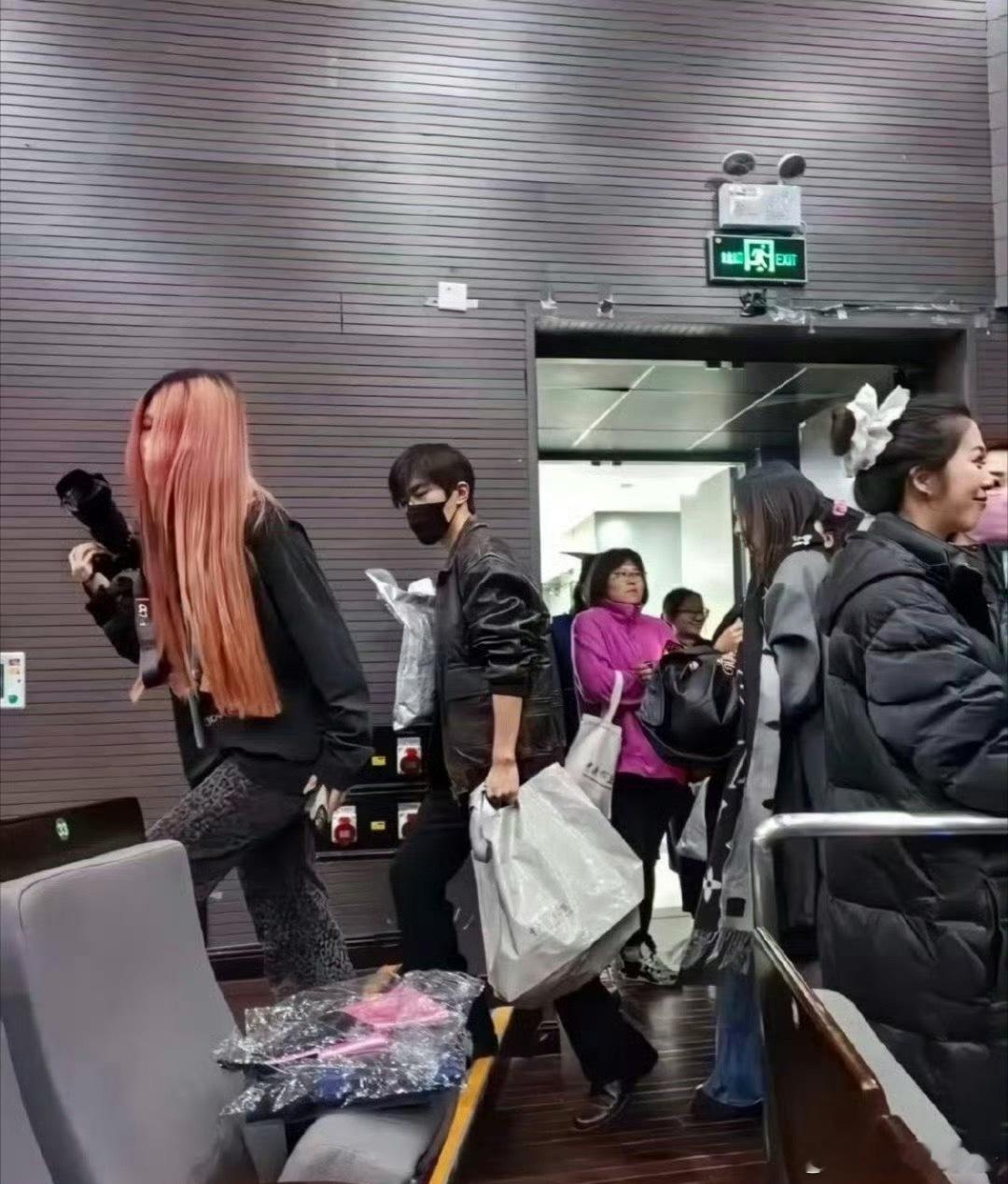 易烊千玺回中戏参加毕业典礼，怎么还提了塑料袋 ​​​