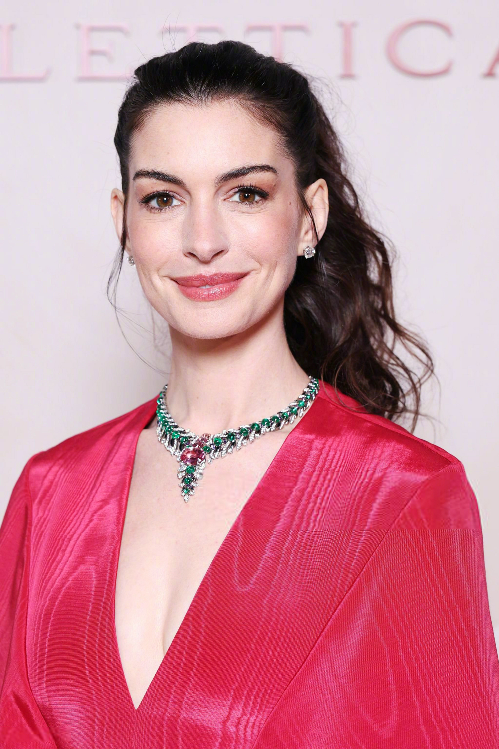 Anne Hathaway 出席BVLGARI ECLETTICA高珠展，一袭V