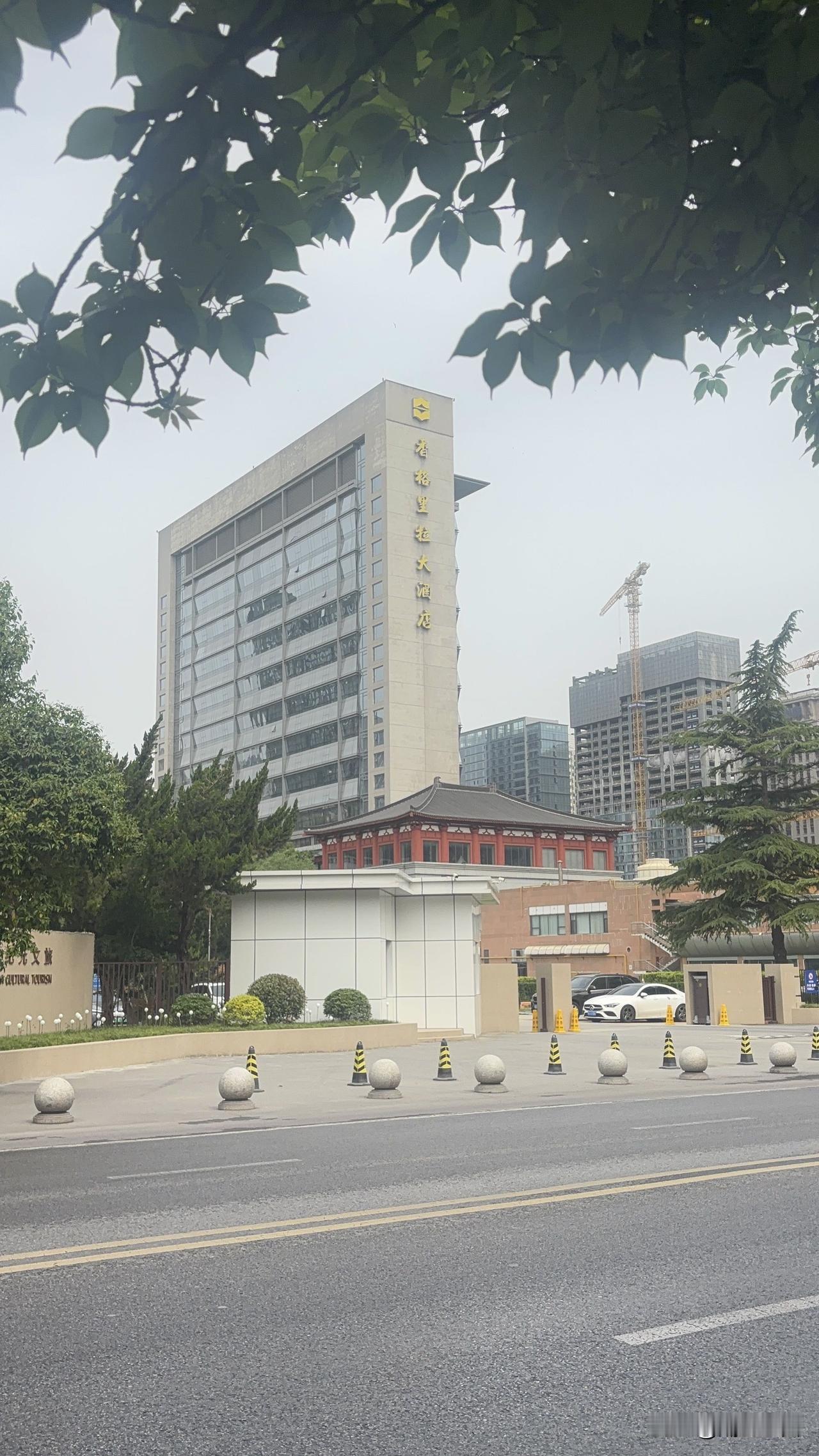 西安高新区香格里拉酒店，也是老牌五星级酒店之一了，这个建成到现在快20年了吧？不