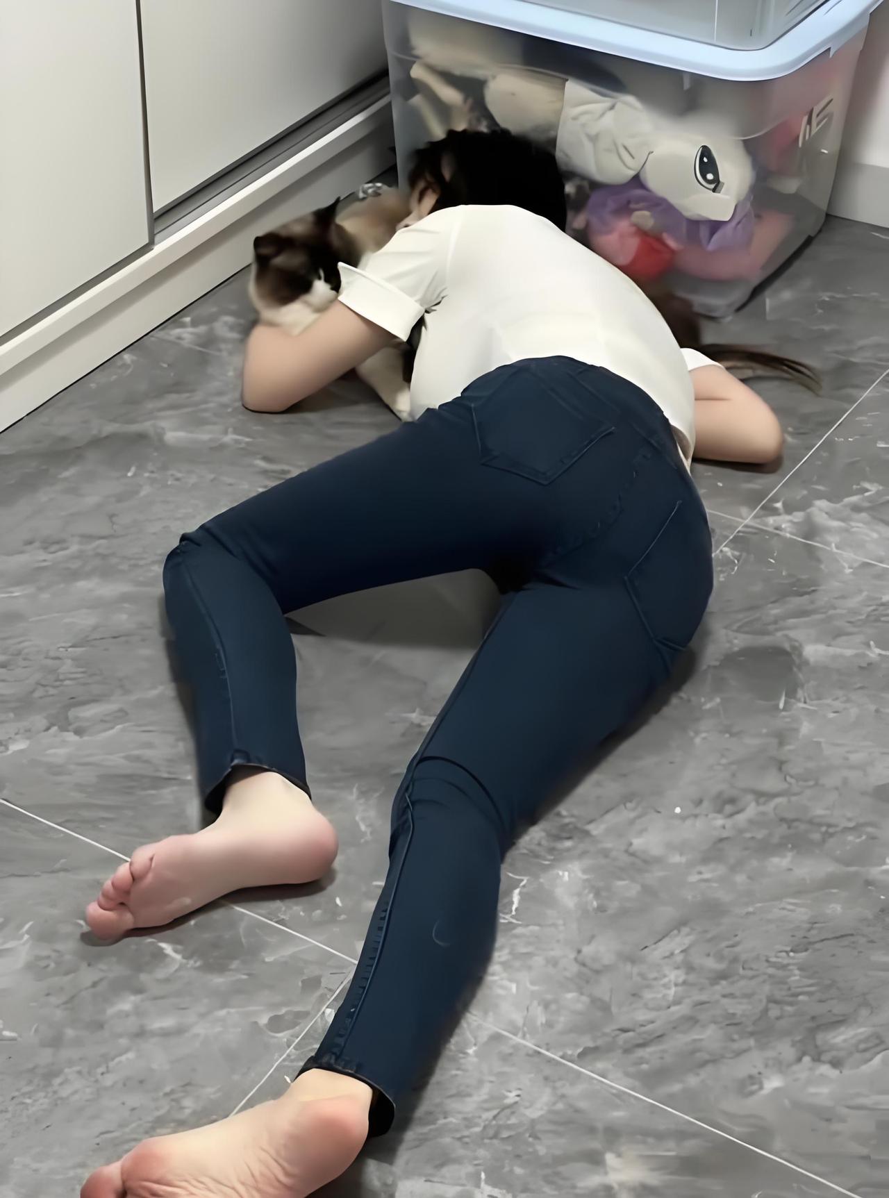 女子喝醉入住酒店，打电话叫异性朋友过来陪她。两人发生完关系后，因男人的女儿发高烧