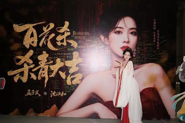 孟子义穿白色战国袍温柔明媚  俏皮wink尽显灵动可爱 ​​​