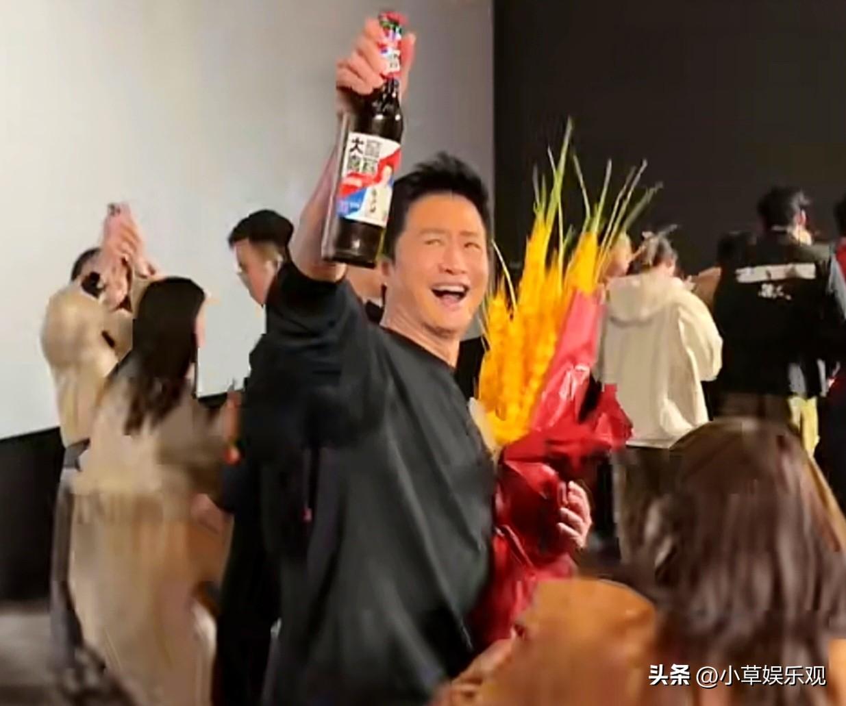 吴京路演现场被投喂了一瓶大窑吴京接过大窑那眼神，哪是喝汽水，分明是接过普通老百姓
