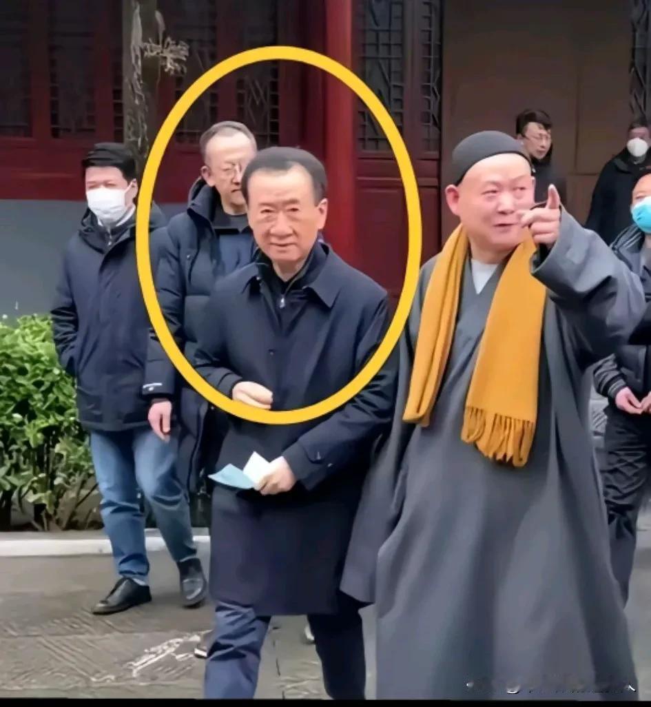 最近，万达集团董事长王健林现身寺庙，如今70多岁的他看上去比以前憔悴了许多，没有