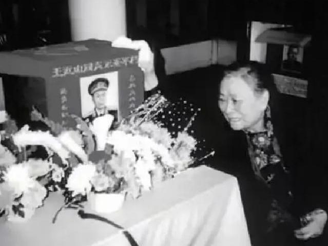 1978年王近山去世前留下死命令：不许前妻来灵堂，她连夜赶到南京，却被警卫员含泪
