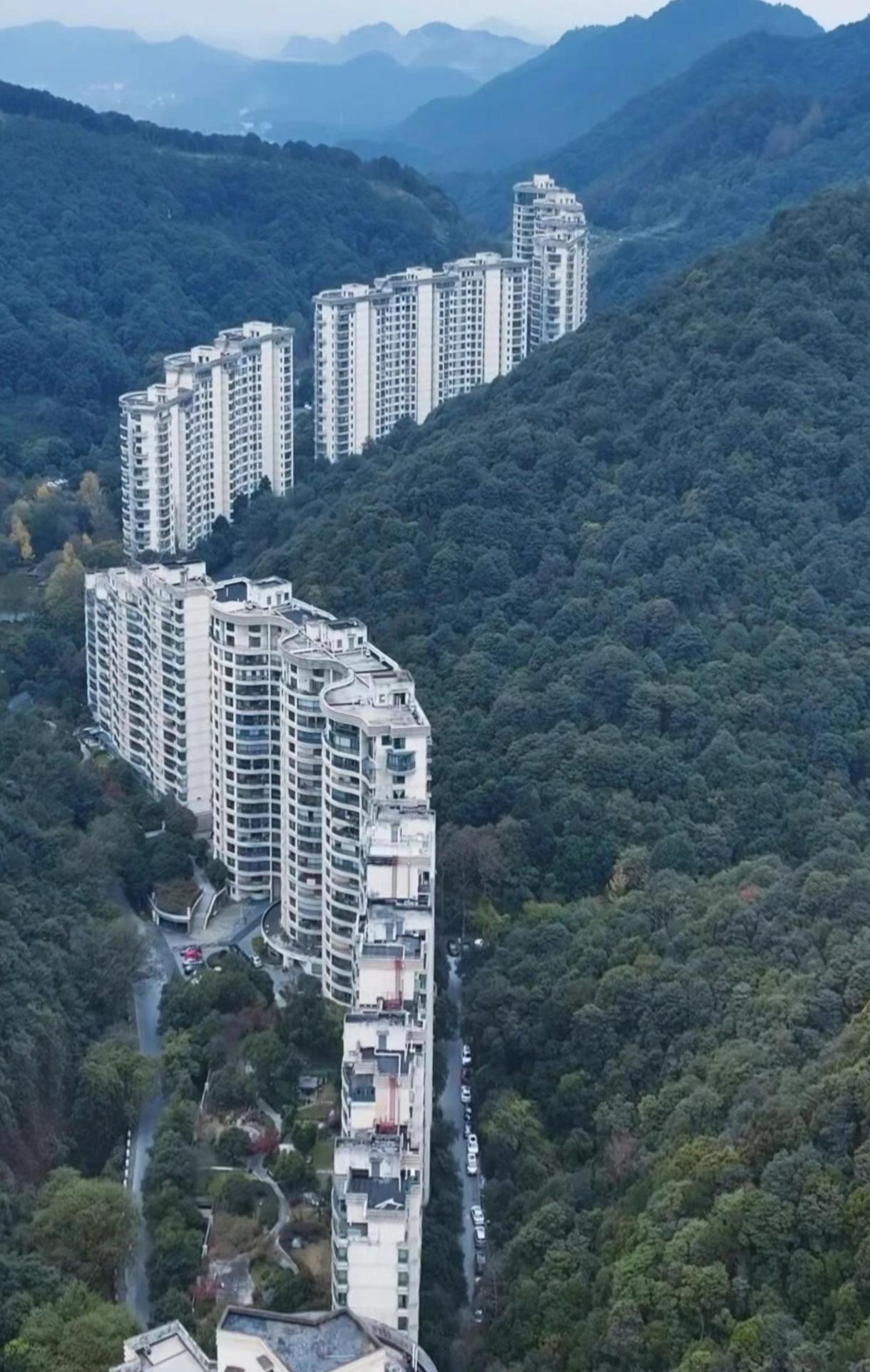 杭州某小区，这是一字长蛇阵，在三国演义中见过[呲牙]依山而建，空气一流，建筑群呈
