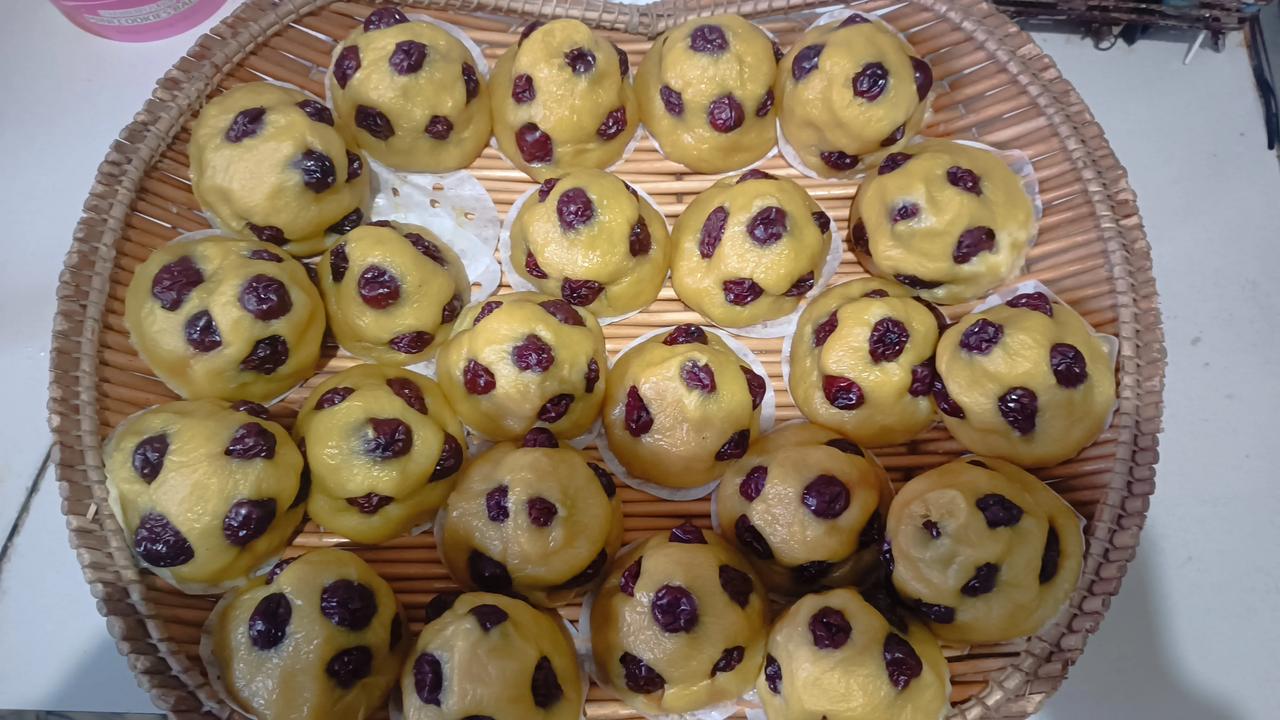 分享我这周有趣的事：我今天蒸了黄面糕，每年这时都会蒸这个，就是黄米面和大枣蒸的窝