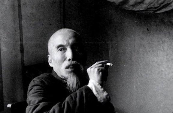 中原突围战，一纵队司令被俘，为了逼迫他投降，蒋介石想了条毒计。
 
这位被俘的将