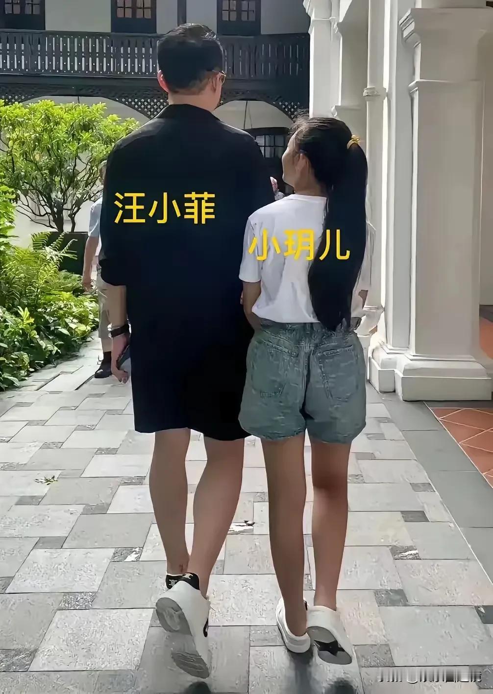 看到这对父女的背影，人们衷心的献上了祝福。
小玥儿幸福的拉着爸爸的手，以后她和弟