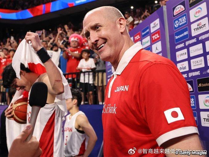 日本篮协官方解释是因为与主帅霍瓦斯在国家队后续建设发展方向上的分歧综合考量后决定