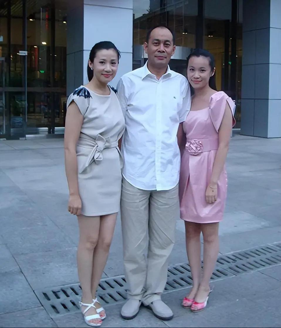 张光北一家三口同框，没想到他的妻子年轻貌美，面容精致漂亮，身材匀称，气质优雅高贵