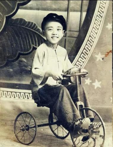 说起相声界最年少成名的人，和最大器晚成的人，俩人成名的时间几乎差了一辈子，堪称行