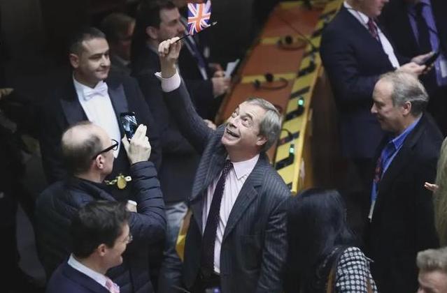 七败七战，英国版特朗普终于掀了桌子
都说幸福的家庭千篇一律，不幸的国家各有各的“
