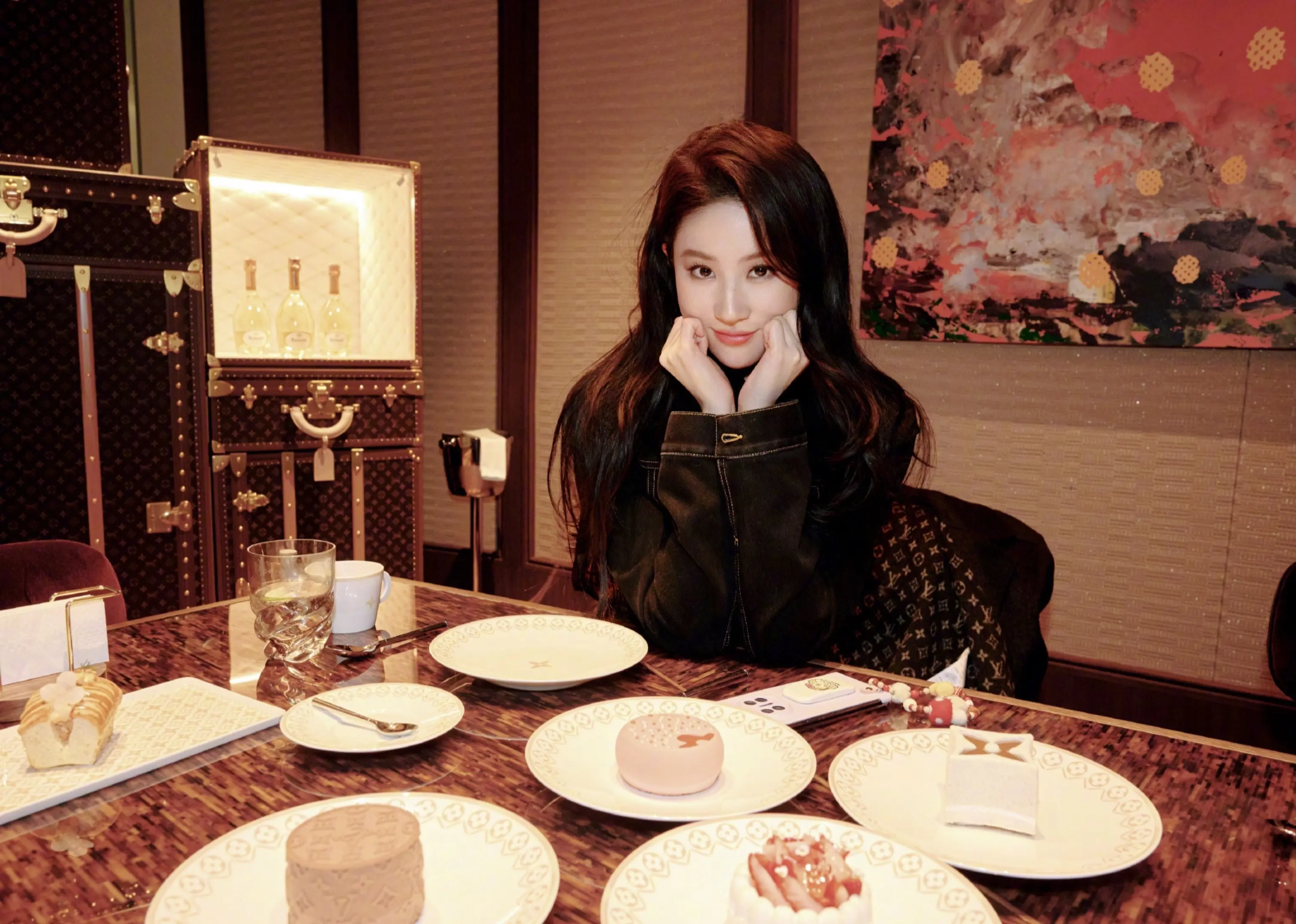 刘亦菲打卡北京三里屯lv之家。